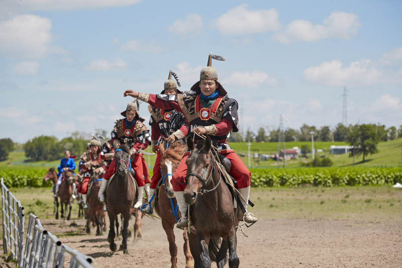 河北省沽源县库伦淖尔景区的蒙古马术表演图片