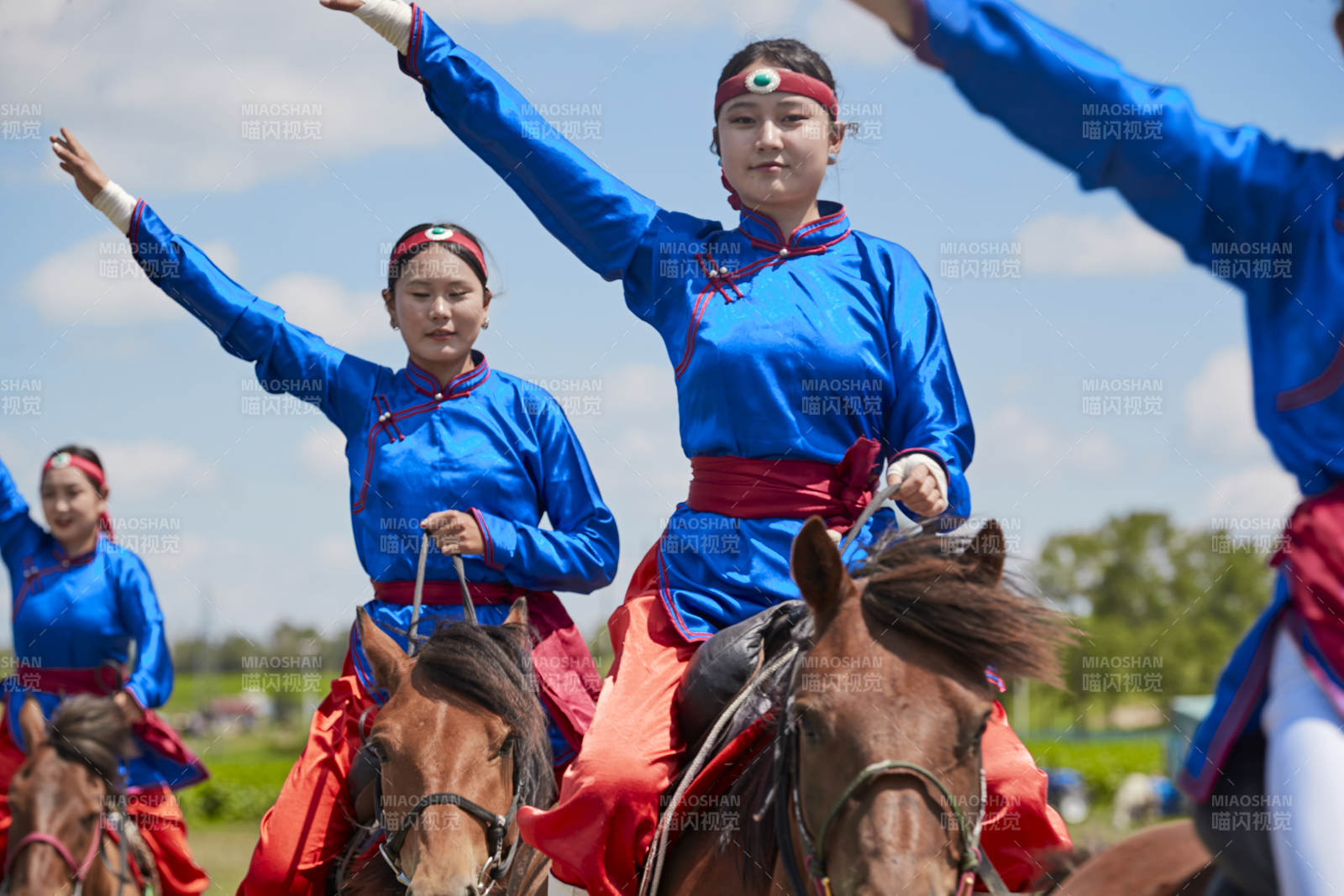 河北省沽源县库伦淖尔景区的蒙古马术表演图片