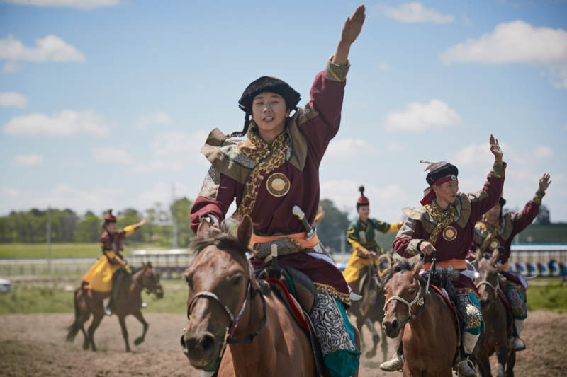 在草原景区表演的蒙古古代骑马打仗演出图片