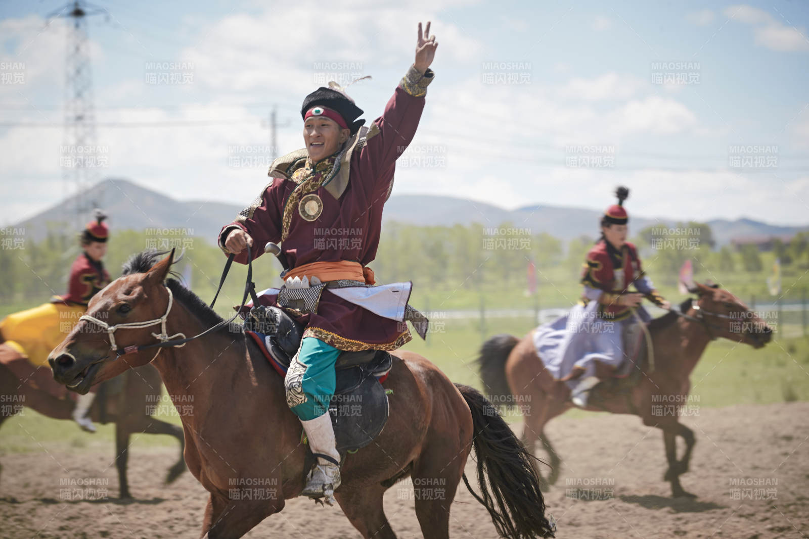 在草原景区表演的蒙古古代骑马打仗演出图片