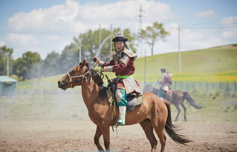 在草原景区表演的蒙古古代骑马打仗演出图片