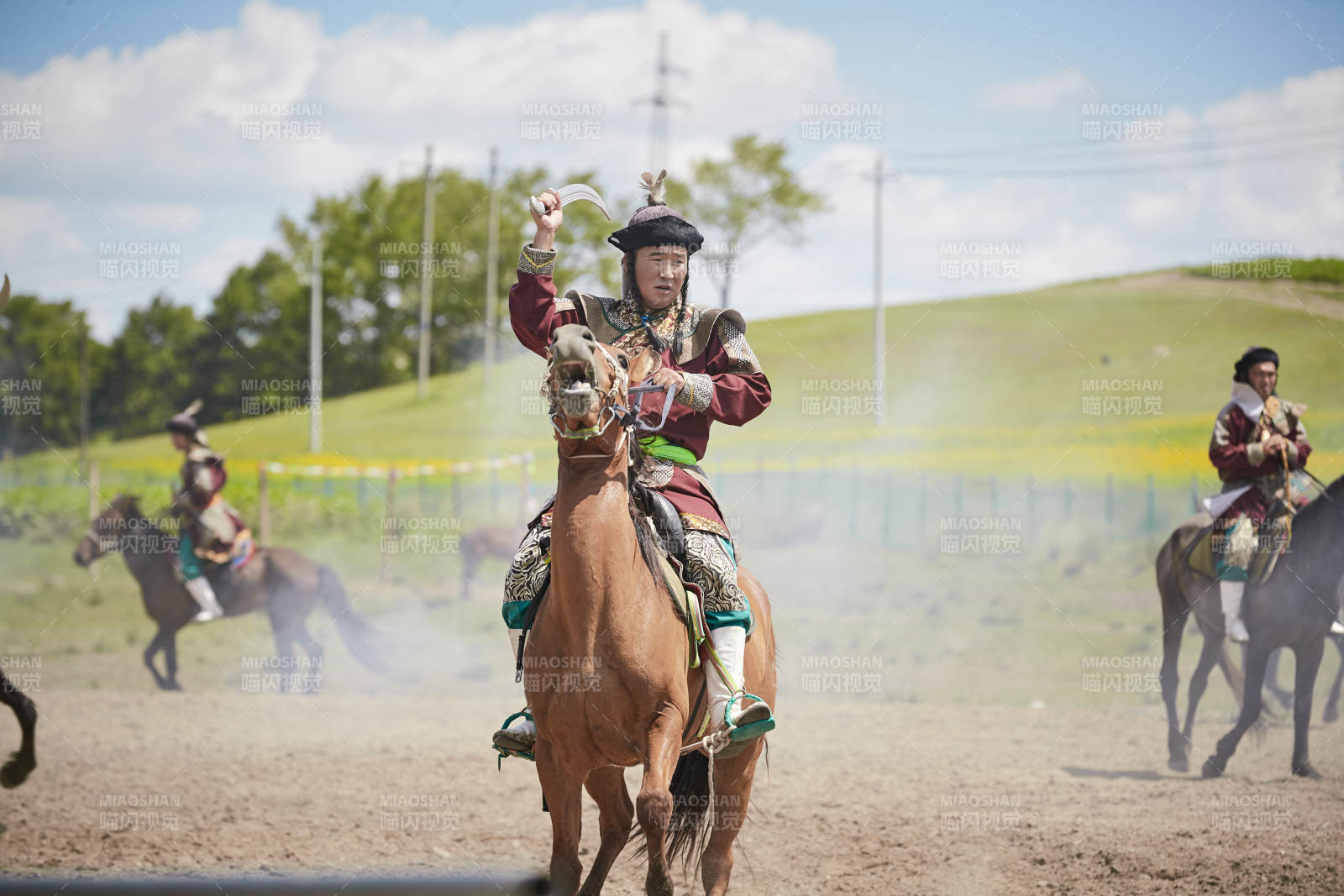 在草原景区表演的蒙古古代骑马打仗演出图片