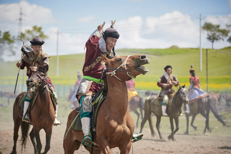 在草原景区表演的蒙古古代骑马打仗演出图片