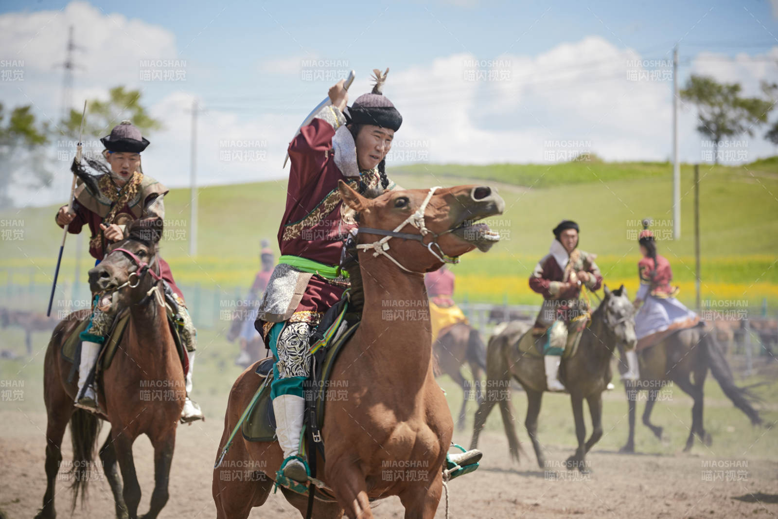 在草原景区表演的蒙古古代骑马打仗演出图片
