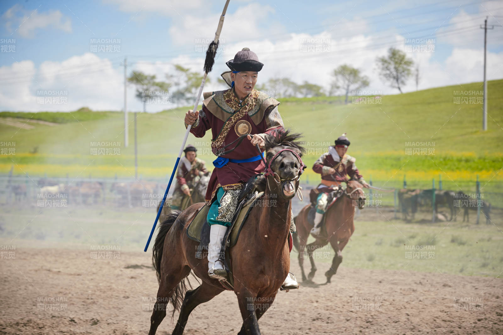 在草原景区表演的蒙古古代骑马打仗演出图片