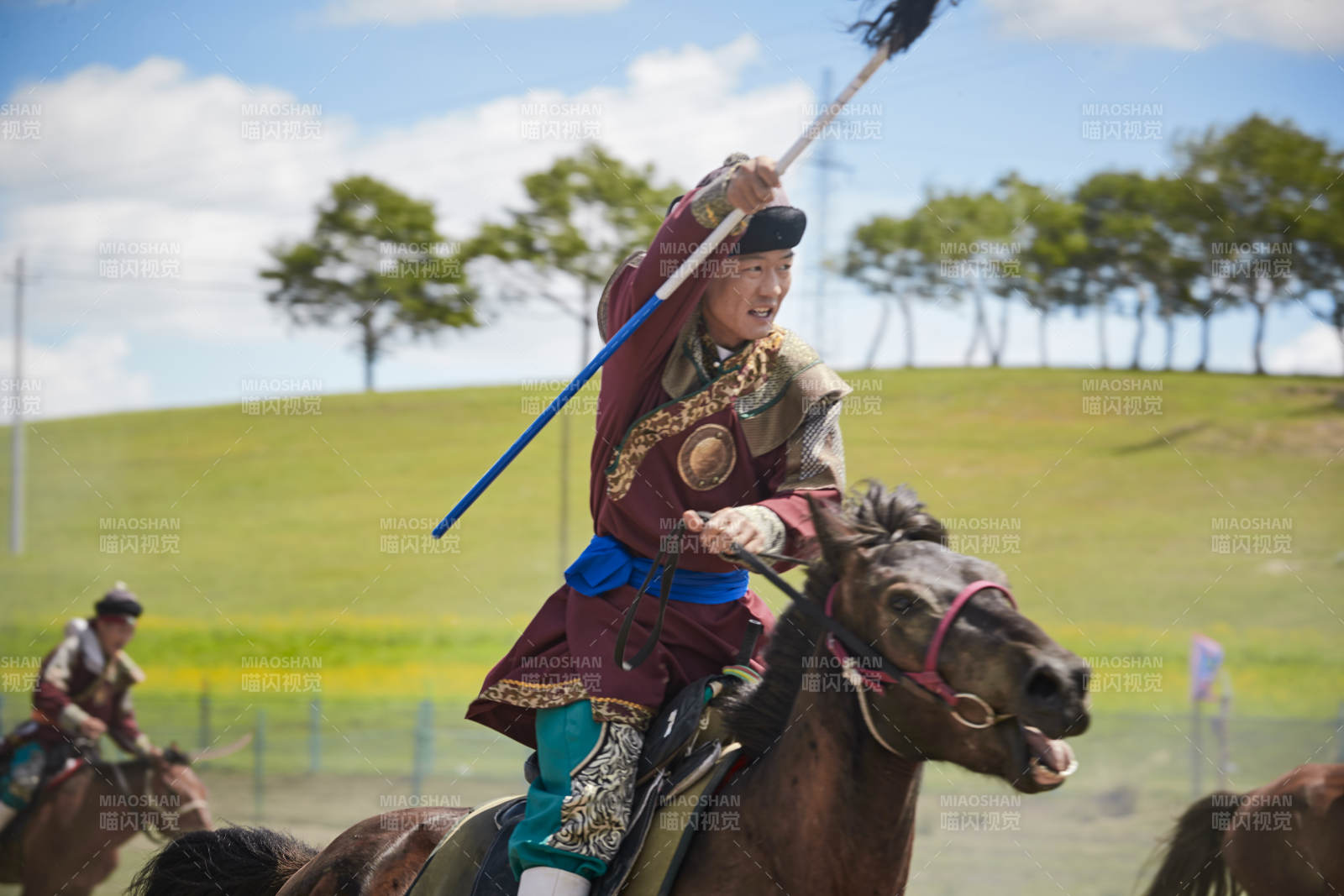 在草原景区表演的蒙古古代骑马打仗演出图片