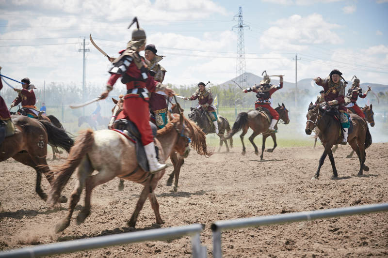 在草原景区表演的蒙古古代骑马打仗演出图片