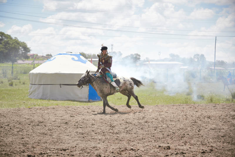 在草原景区表演的蒙古古代骑马打仗演出图片