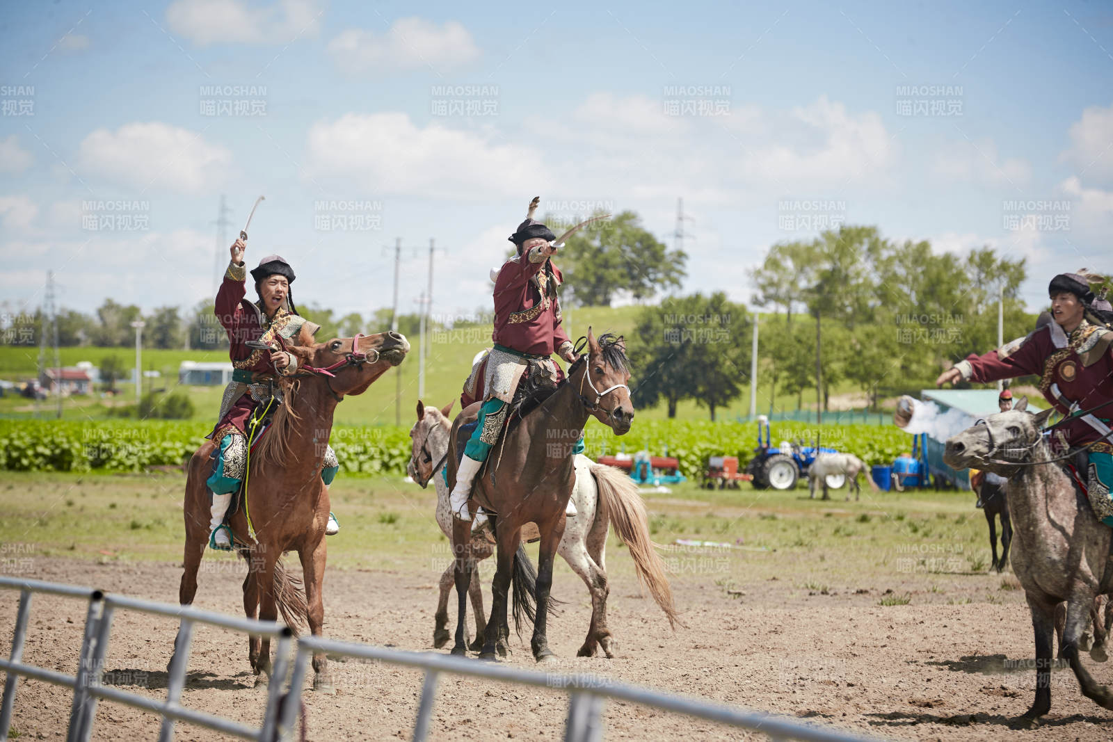 在草原景区表演的蒙古古代骑马打仗演出图片