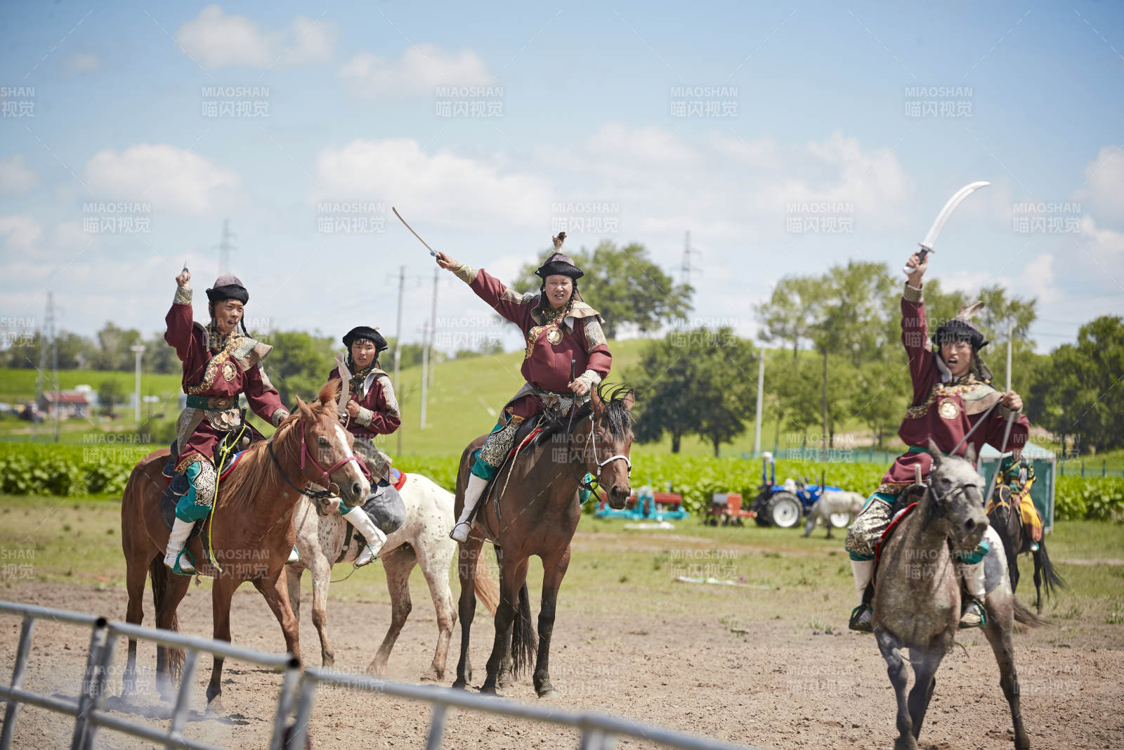在草原景区表演的蒙古古代骑马打仗演出图片