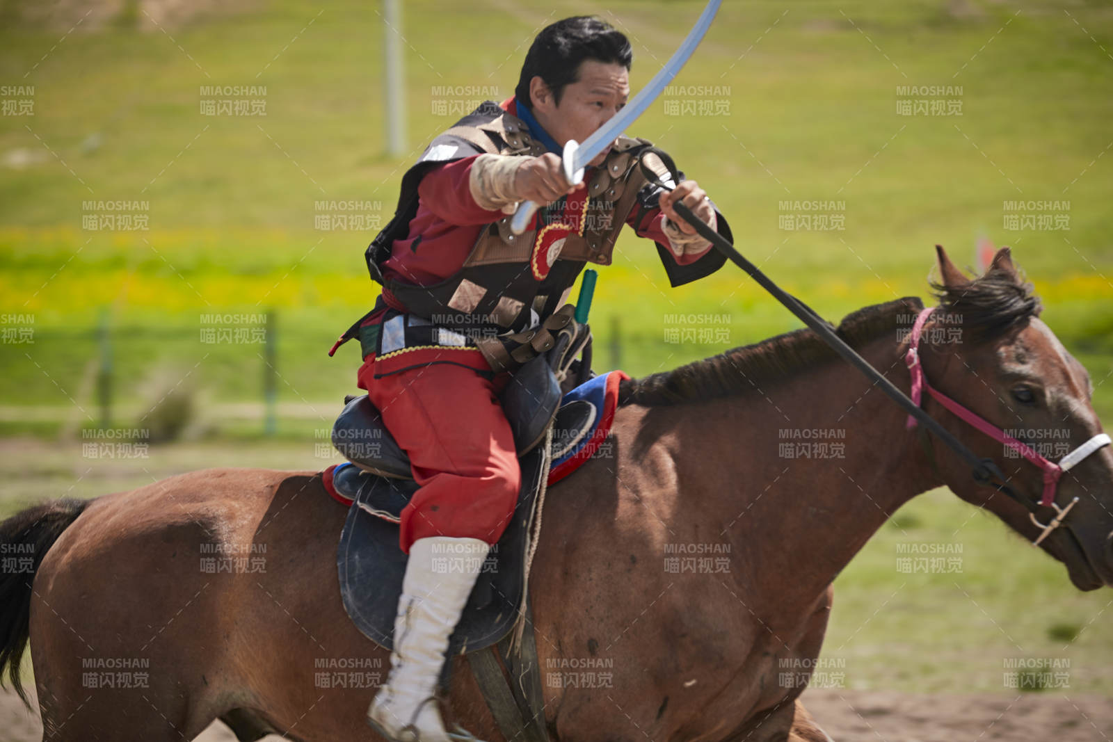 在草原景区表演的蒙古古代骑马打仗演出图片