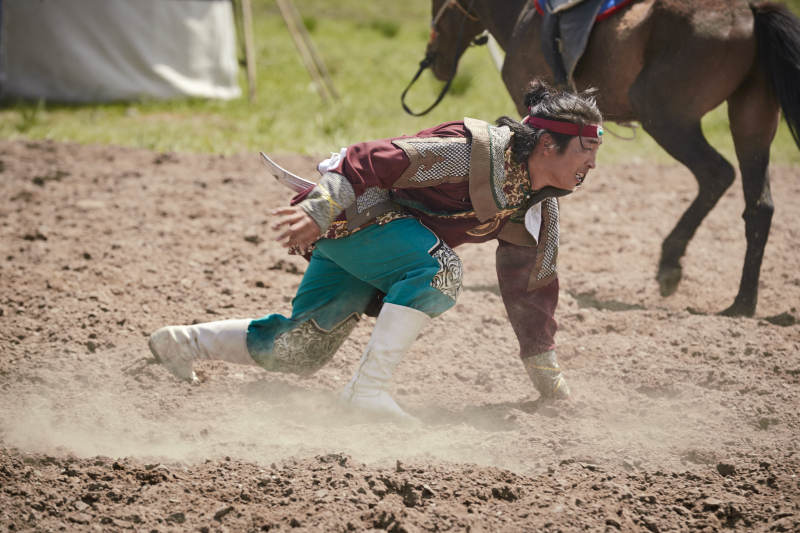 在草原景区表演的蒙古古代骑马打仗演出图片