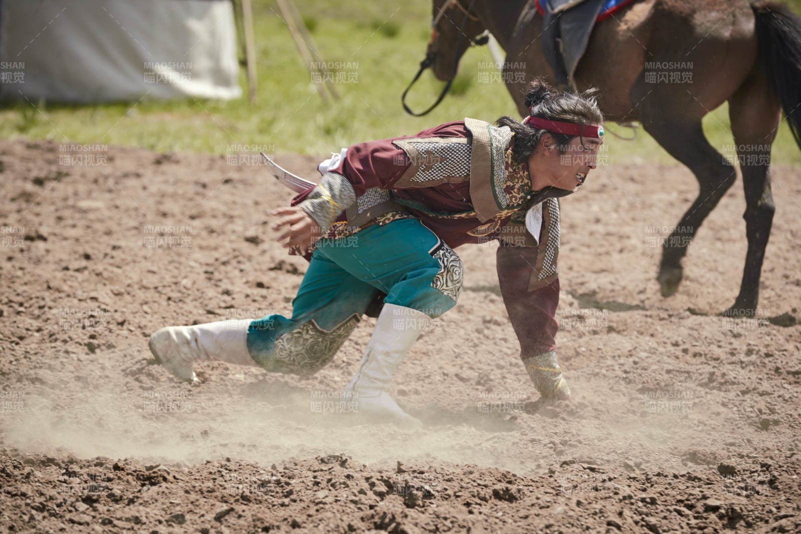 在草原景区表演的蒙古古代骑马打仗演出图片