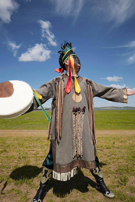 草原上的蒙古萨满祭祀表演的舞蹈舞者图片