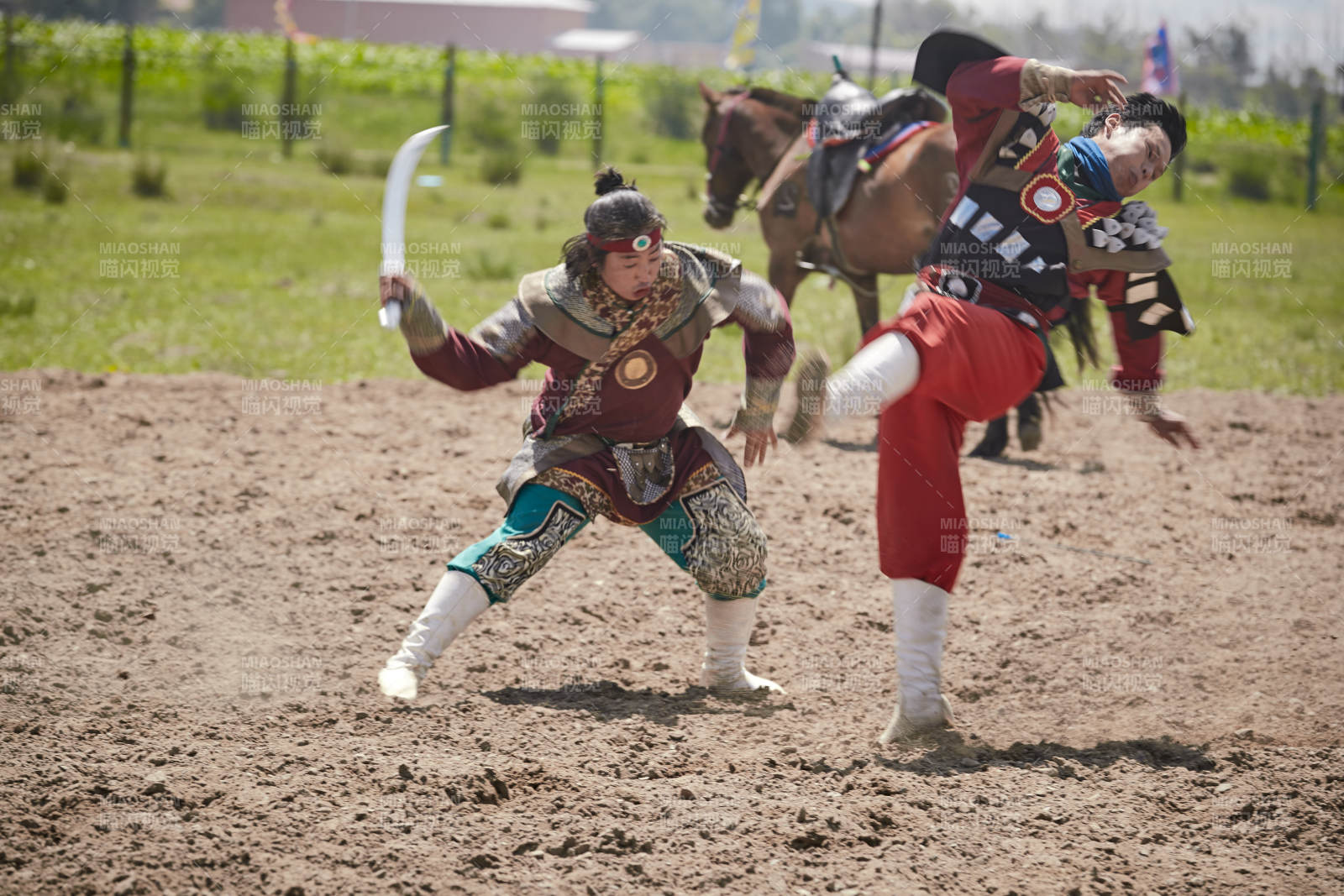在草原景区表演的蒙古古代骑马打仗演出图片