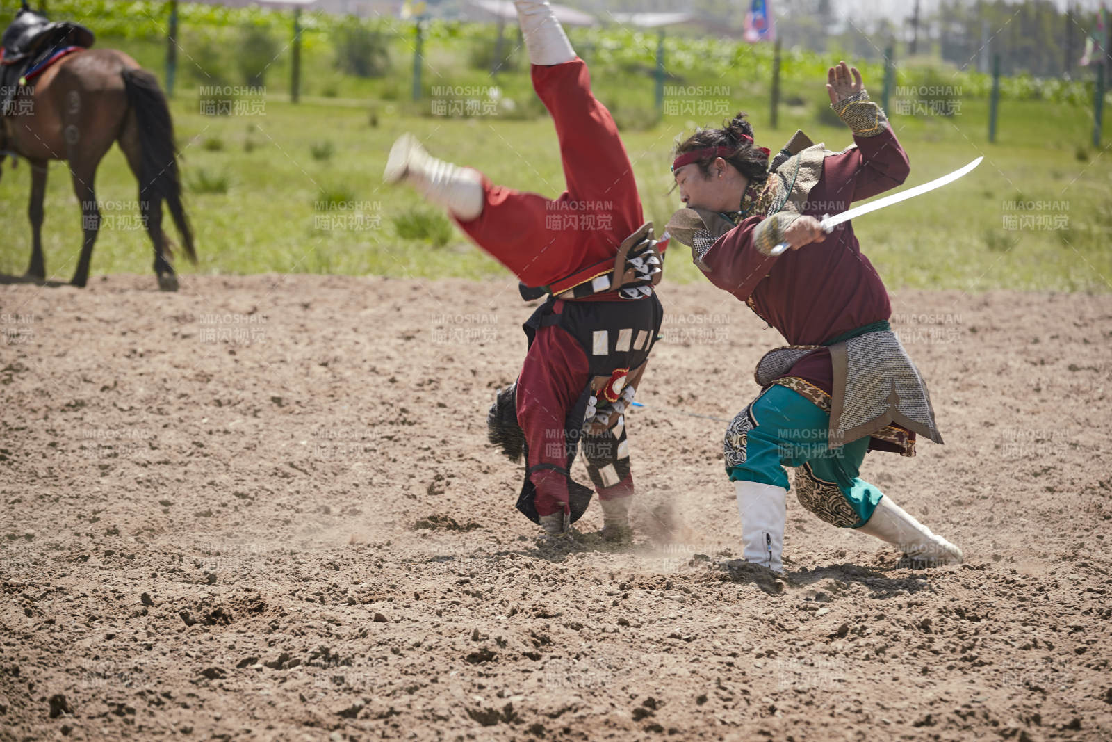 在草原景区表演的蒙古古代骑马打仗演出图片
