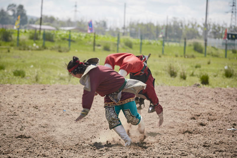 在草原景区表演的蒙古古代骑马打仗演出图片