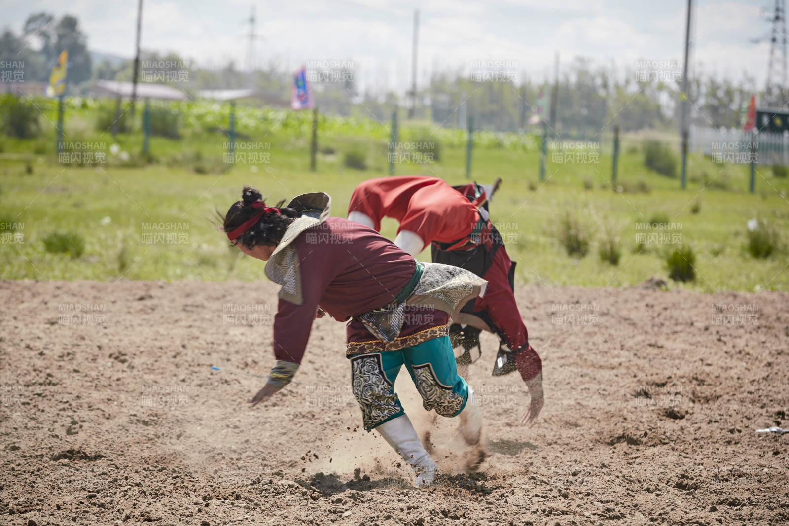 在草原景区表演的蒙古古代骑马打仗演出图片