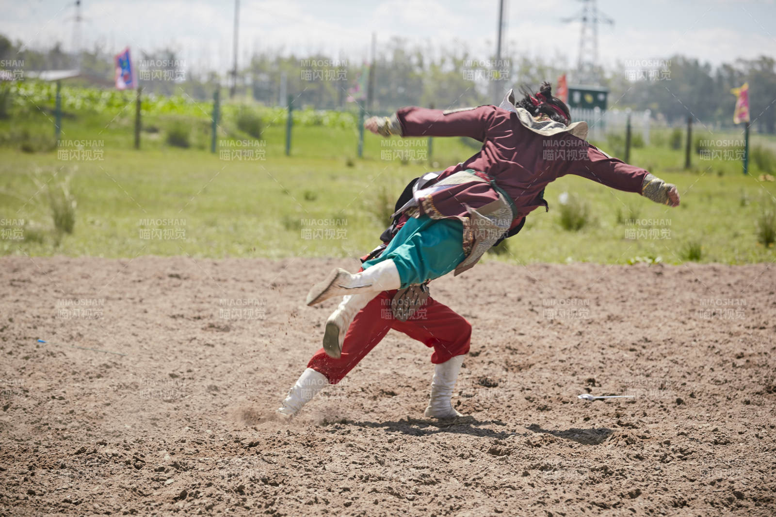 在草原景区表演的蒙古古代骑马打仗演出图片