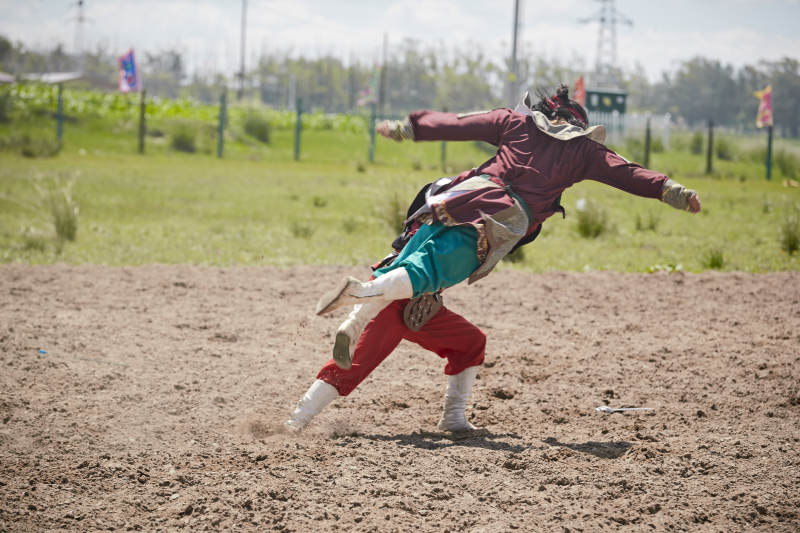 在草原景区表演的蒙古古代骑马打仗演出图片