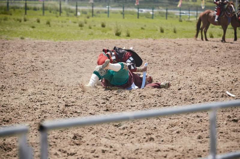 在草原景区表演的蒙古古代骑马打仗演出图片