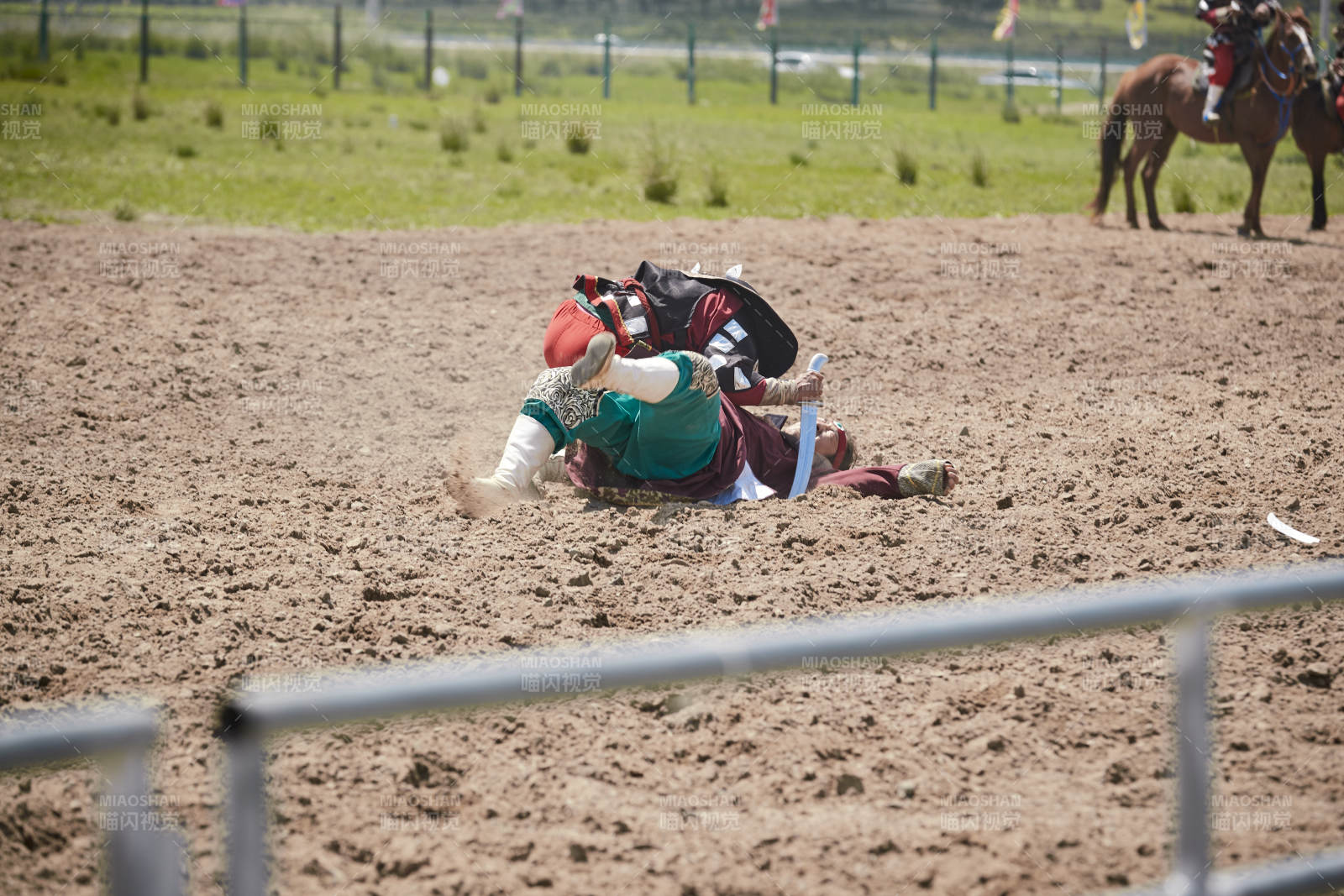 在草原景区表演的蒙古古代骑马打仗演出图片
