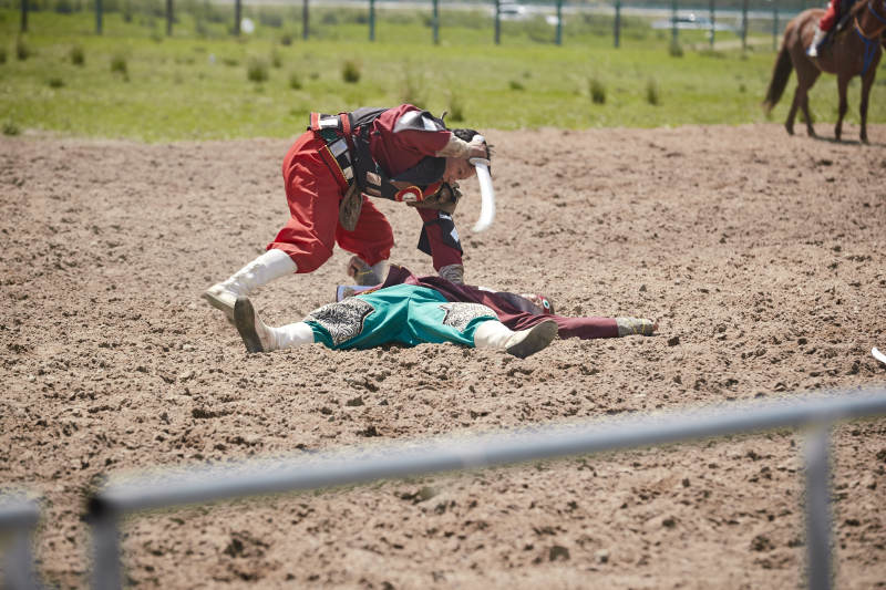 在草原景区表演的蒙古古代骑马打仗演出图片