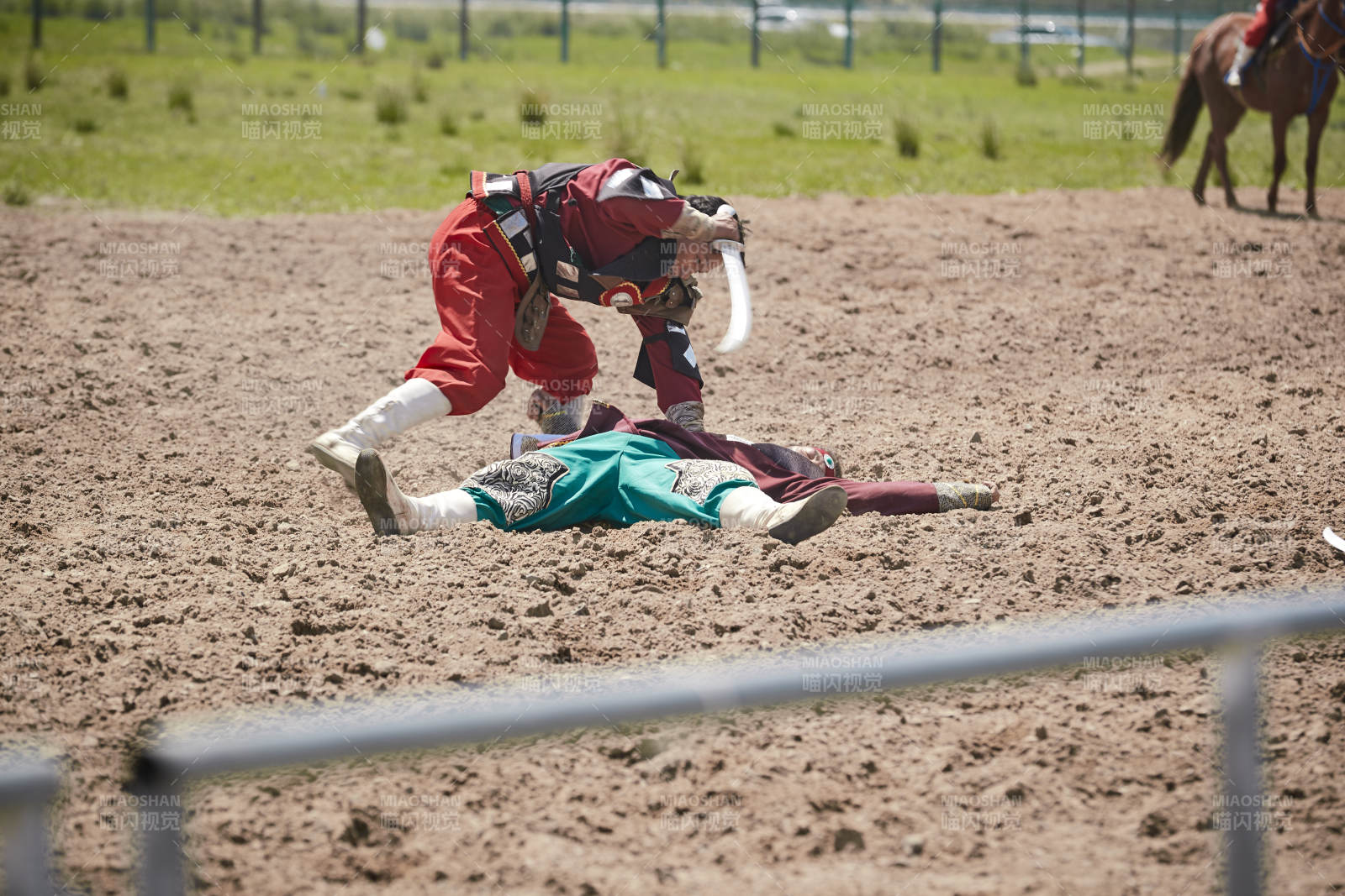 在草原景区表演的蒙古古代骑马打仗演出图片