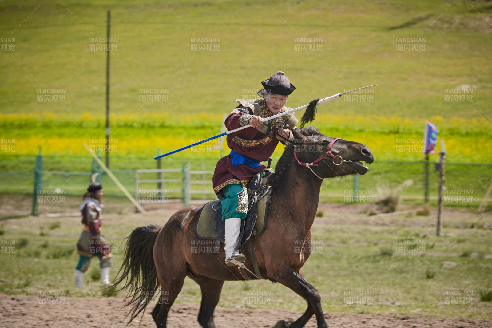 在草原景区表演的蒙古古代骑马打仗演出图片