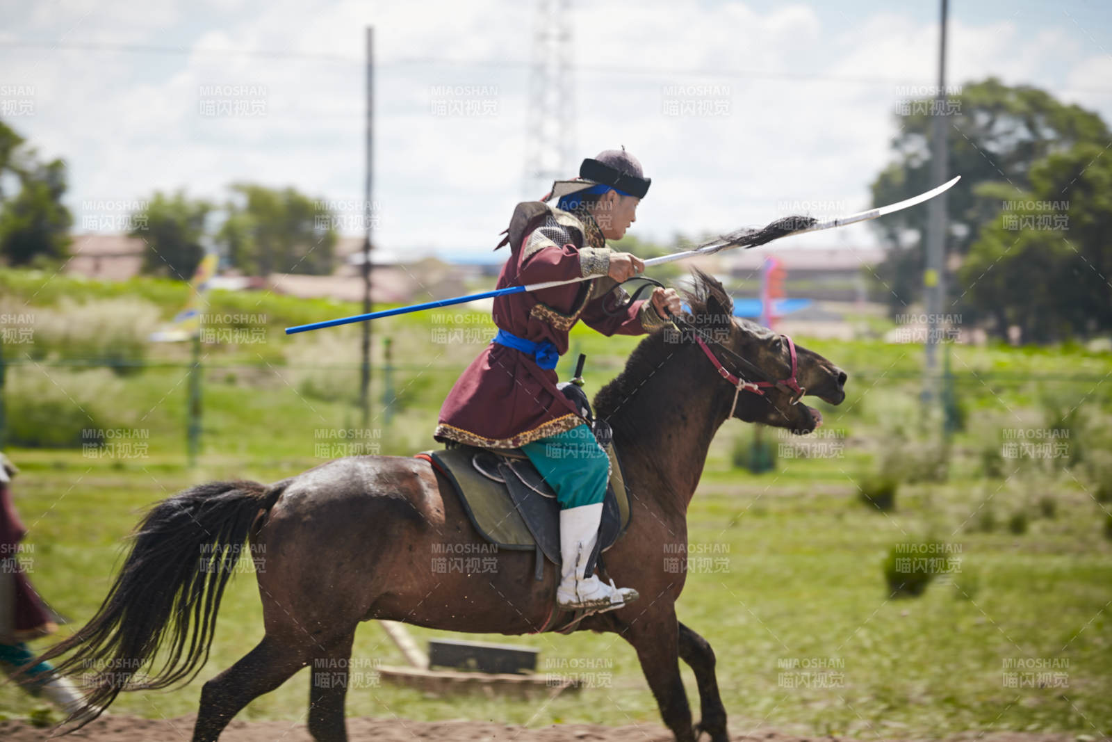 在草原景区表演的蒙古古代骑马打仗演出图片