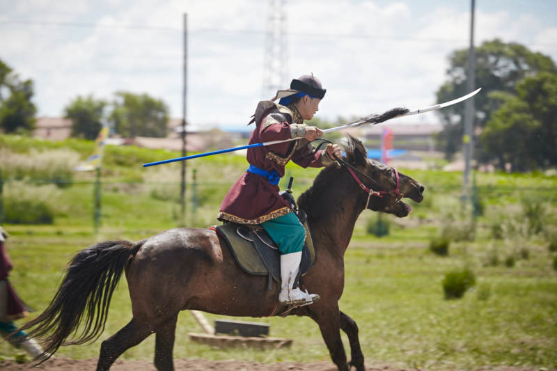 在草原景区表演的蒙古古代骑马打仗演出图片