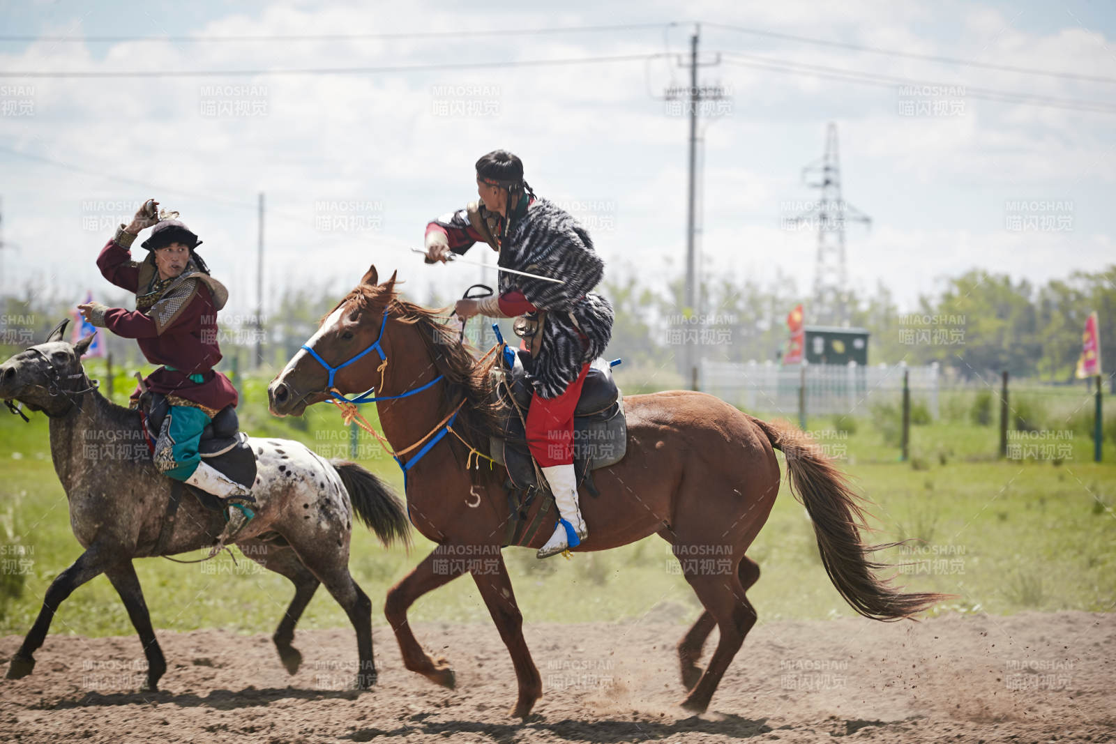 在草原景区表演的蒙古古代骑马打仗演出图片
