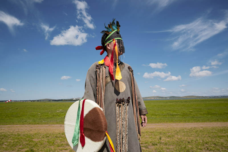 草原上的蒙古萨满祭祀表演的舞蹈舞者图片