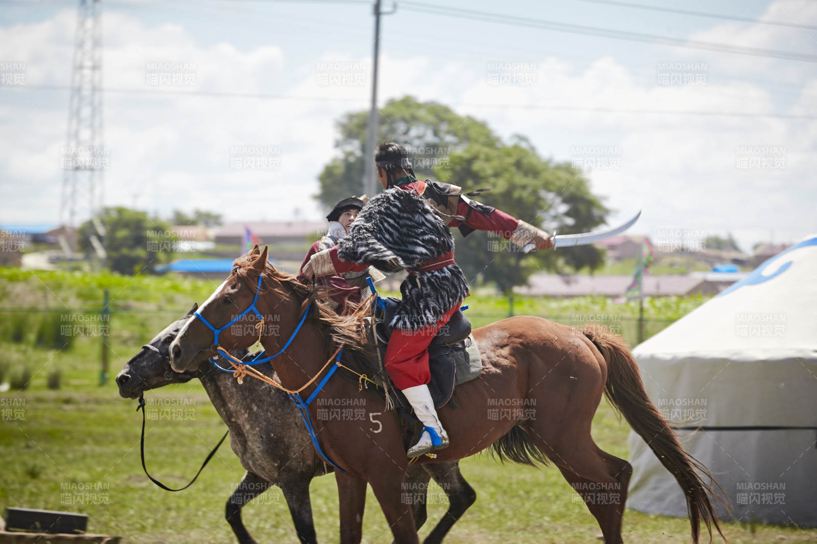 在草原景区表演的蒙古古代骑马打仗演出图片