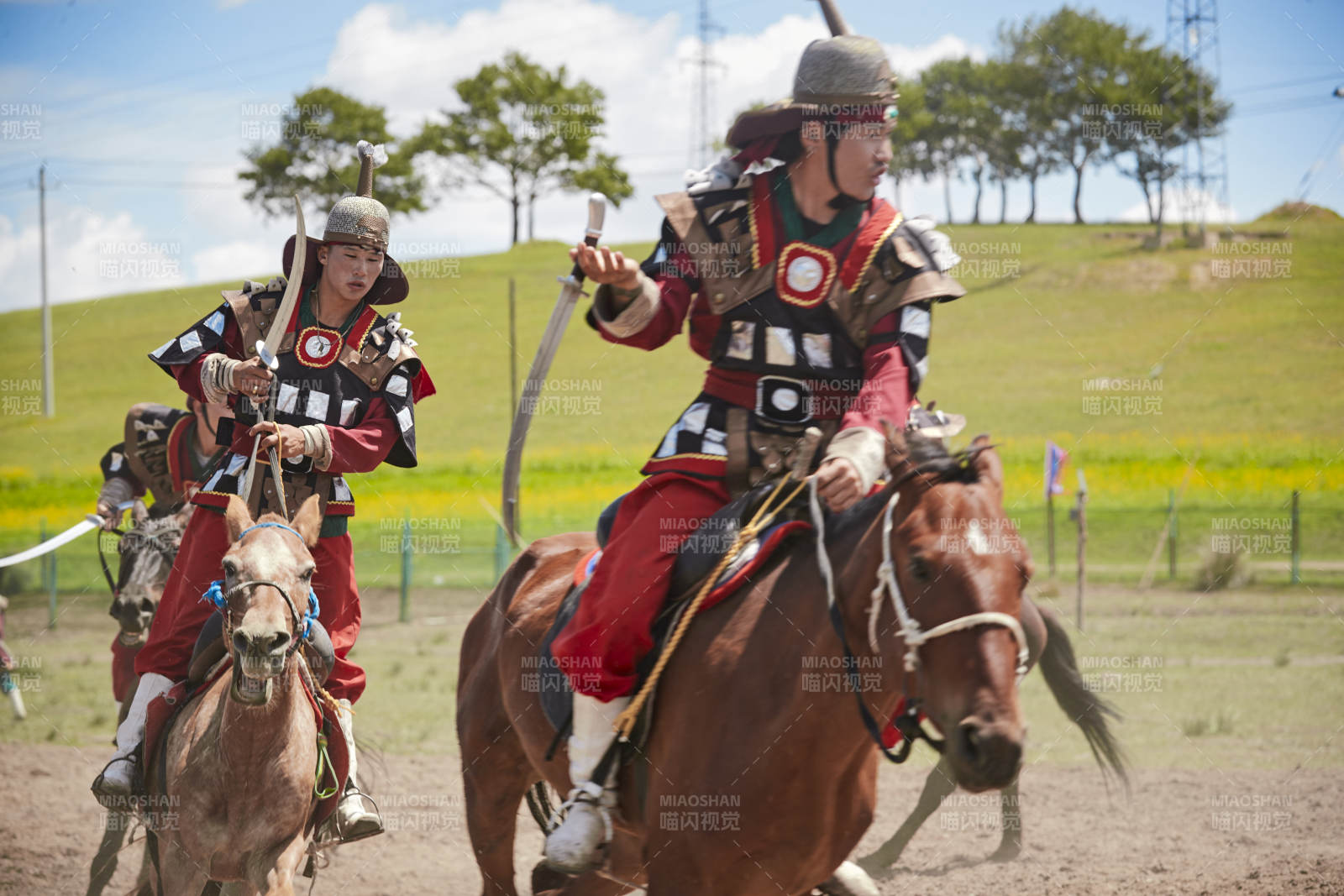 在草原景区表演的蒙古古代骑马打仗演出图片