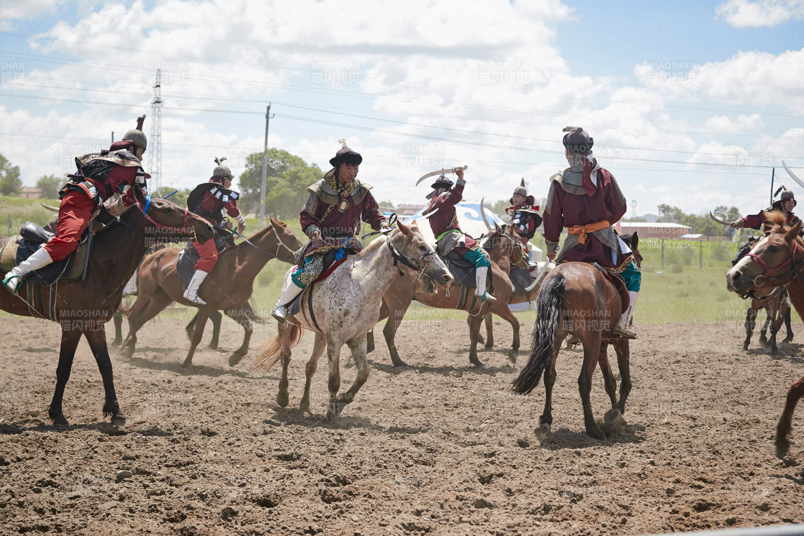 在草原景区表演的蒙古古代骑马打仗演出图片