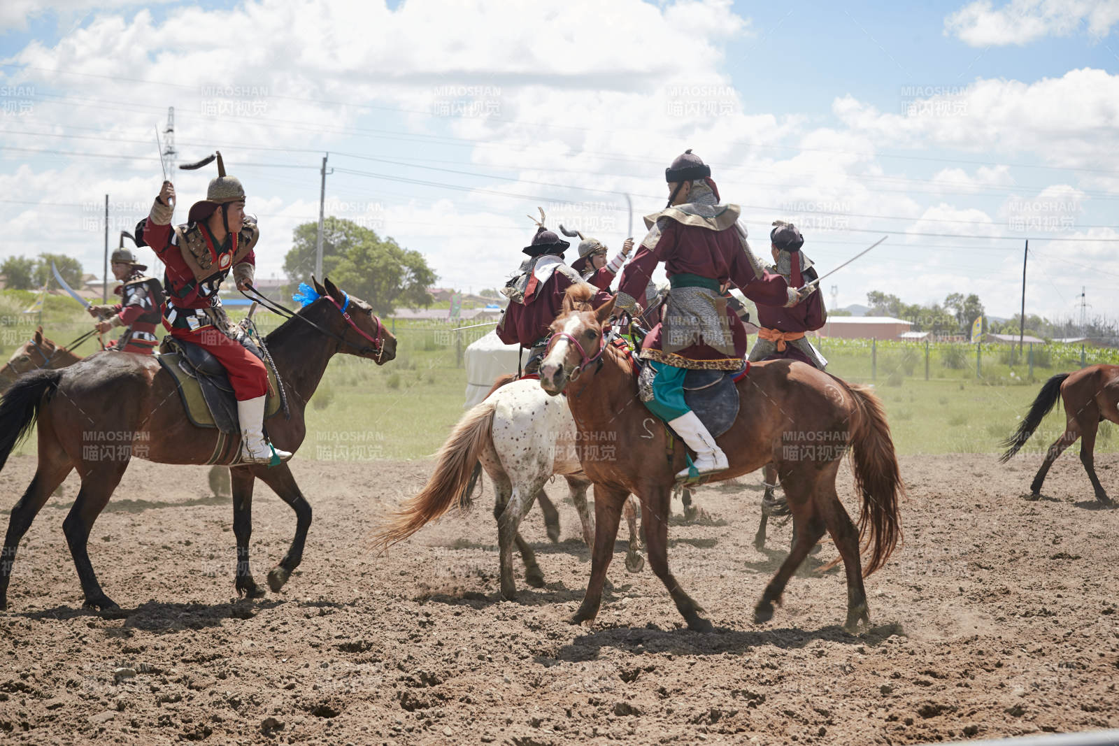 在草原景区表演的蒙古古代骑马打仗演出图片