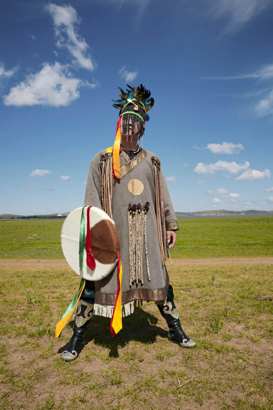 草原上的蒙古萨满祭祀表演的舞蹈舞者图片