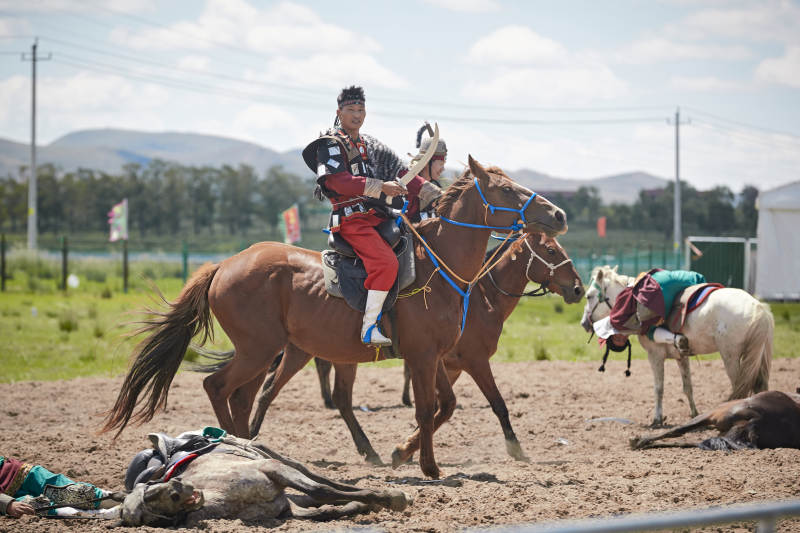 在草原景区表演的蒙古古代骑马打仗演出图片