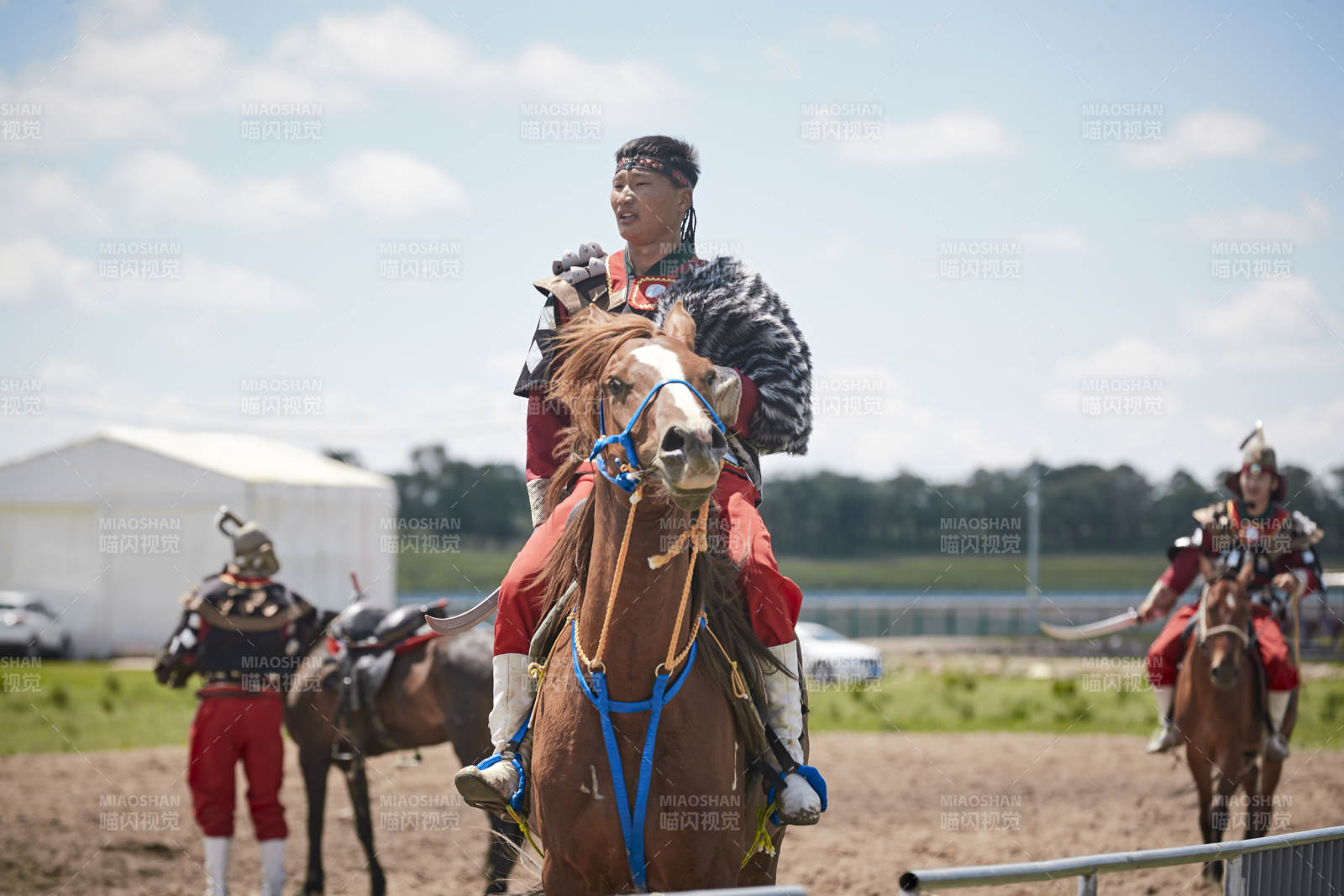 在草原景区表演的蒙古古代骑马打仗演出图片