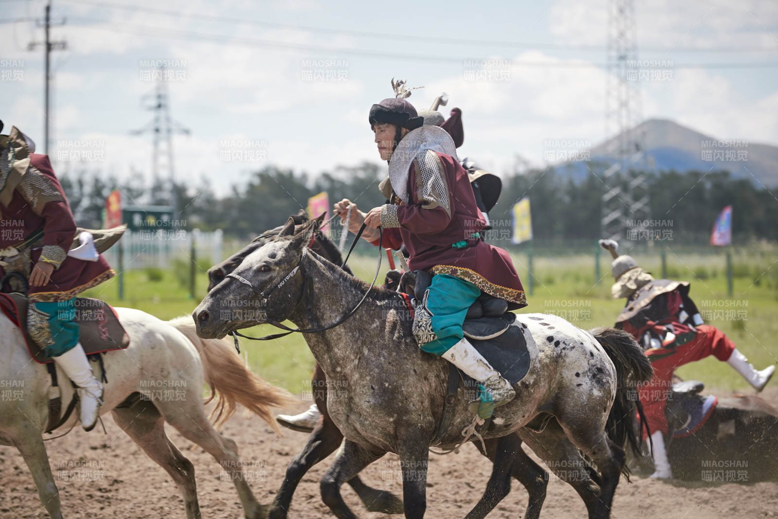 在草原景区表演的蒙古古代骑马打仗演出图片