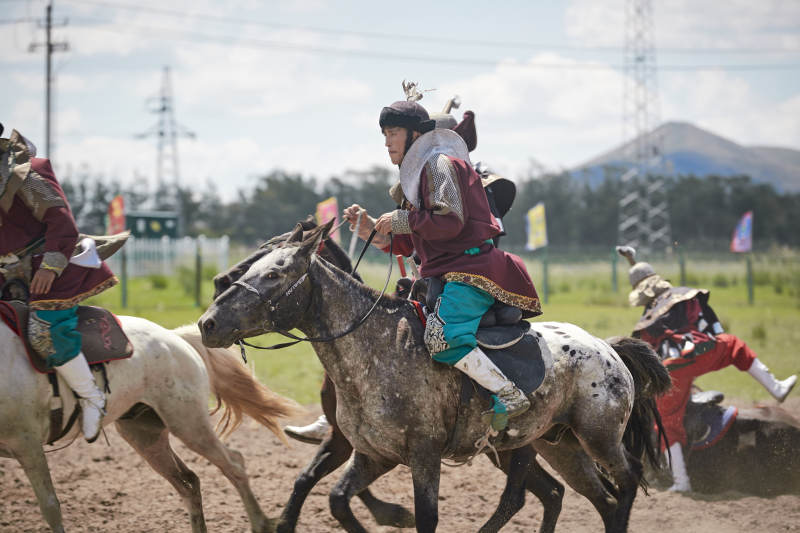 在草原景区表演的蒙古古代骑马打仗演出图片
