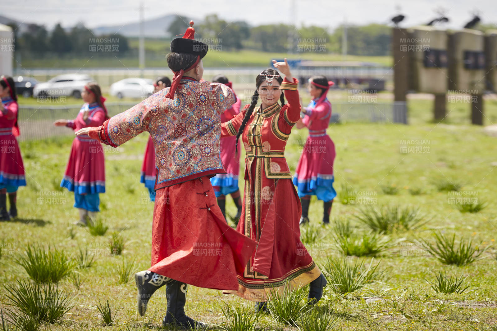 那达慕大会上表演的蒙古族传统舞蹈图片