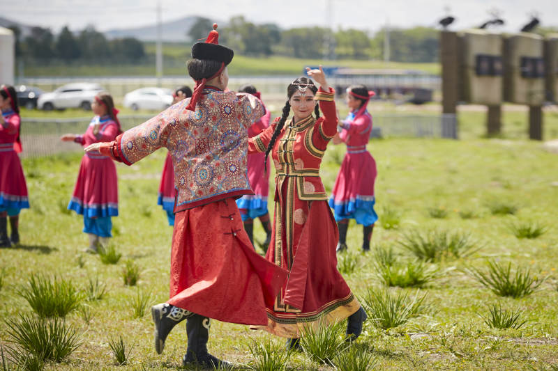 那达慕大会上表演的蒙古族传统舞蹈图片