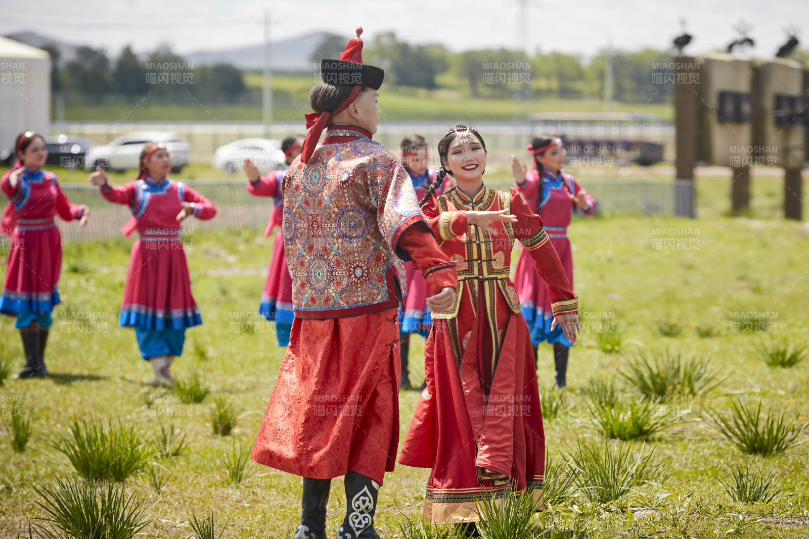 那达慕大会上表演的蒙古族传统舞蹈图片