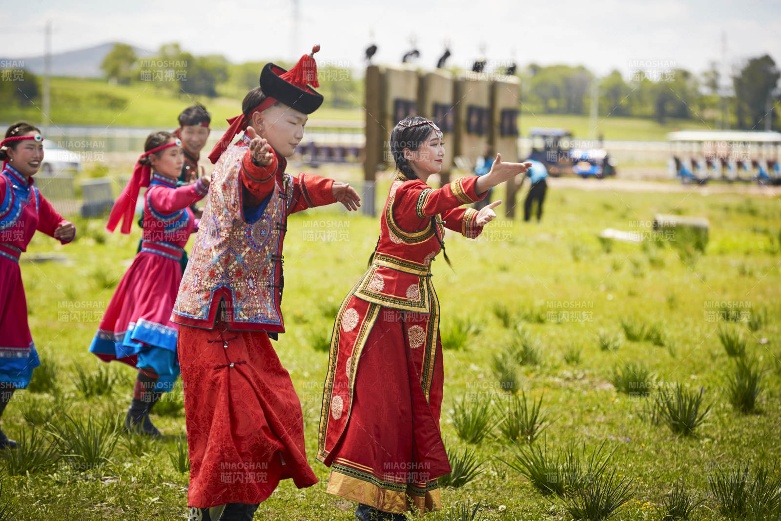 那达慕大会上表演的蒙古族传统舞蹈图片