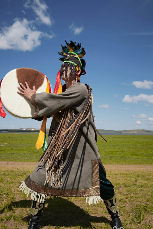 草原上的蒙古萨满祭祀表演的舞蹈舞者图片