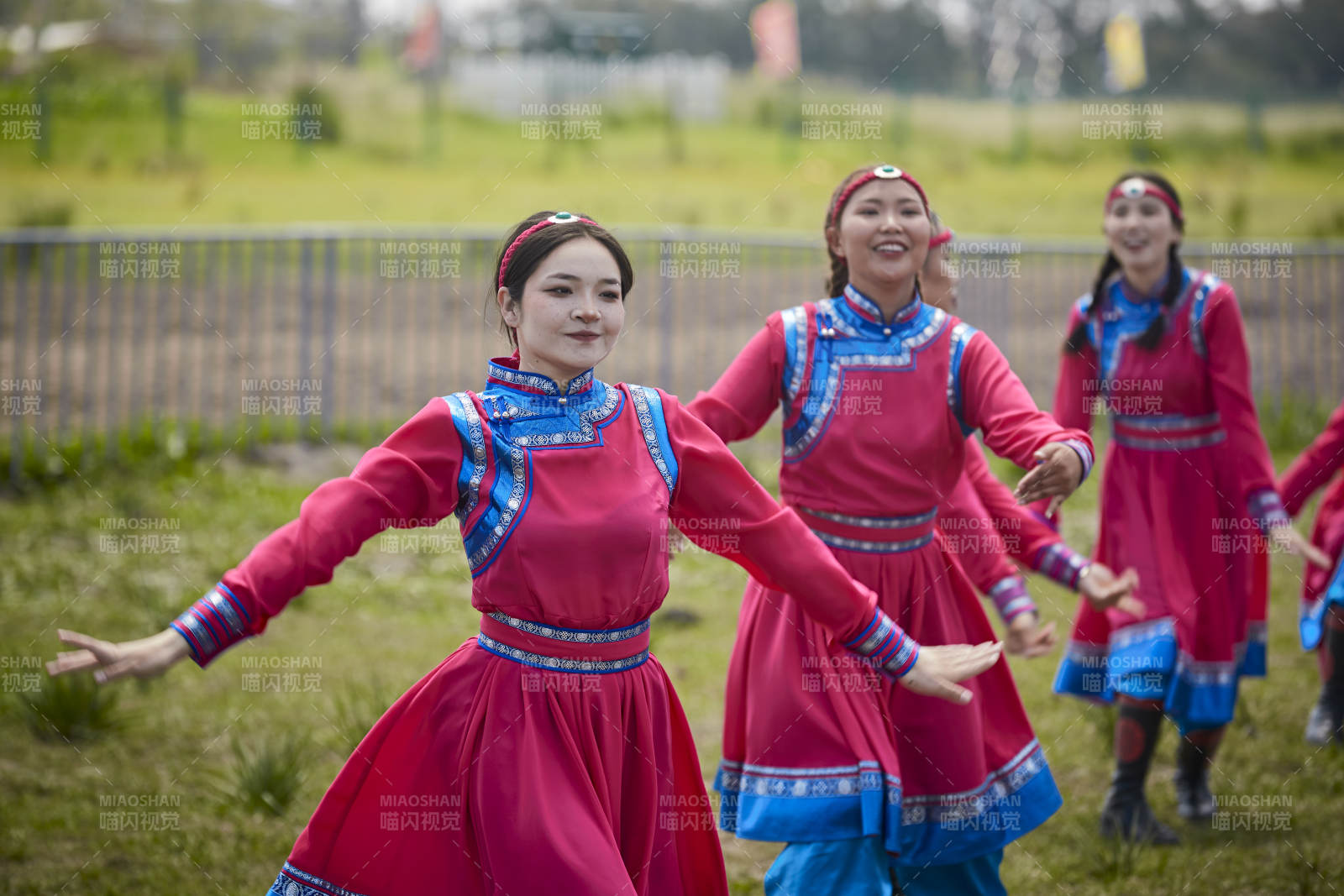 那达慕大会上表演的蒙古族传统舞蹈图片