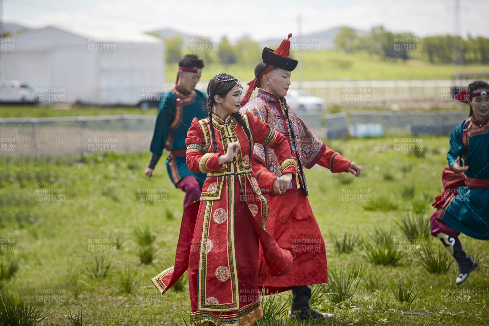 那达慕大会上表演的蒙古族传统舞蹈图片
