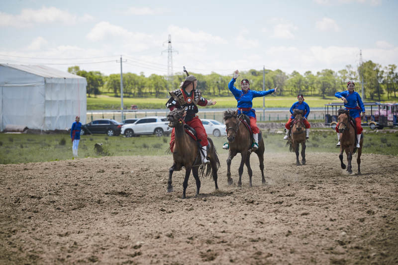 河北省沽源县库伦淖尔景区的蒙古马术表演图片